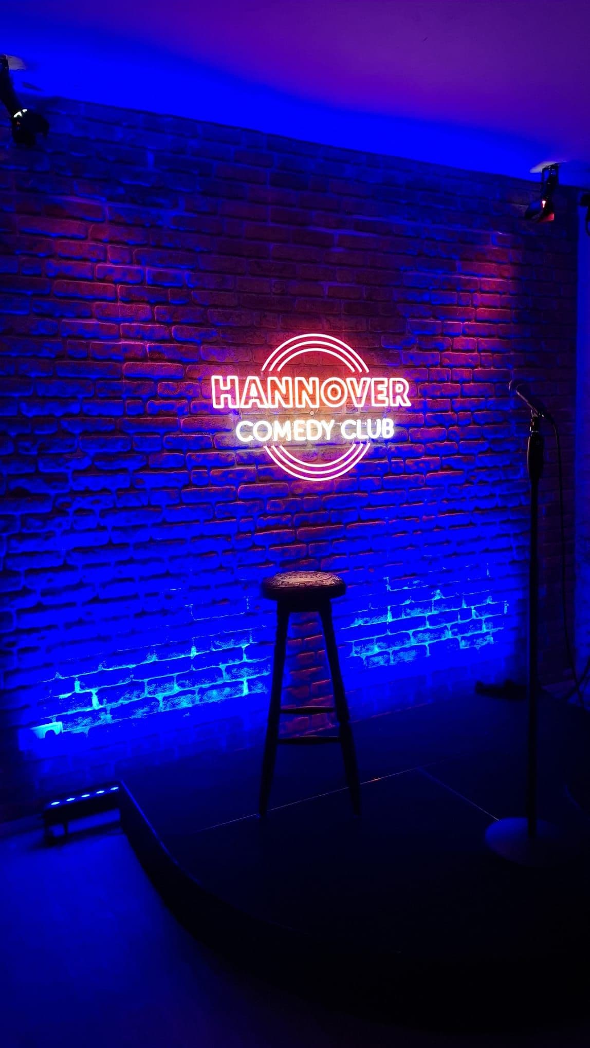 Eine Bühne. Unzählige Lacher. Mit Comedians aus ganze Deutschland, Österreich, der Schweiz und vielen internationalen Mixed Shows!